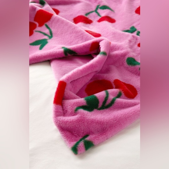 Harper Faux Fur Printed  Throw Blanket 🍒 - Picture 3 of 10